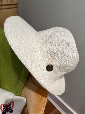 Knit Wide-Brim Sun Hat with Decorative Medallion - white